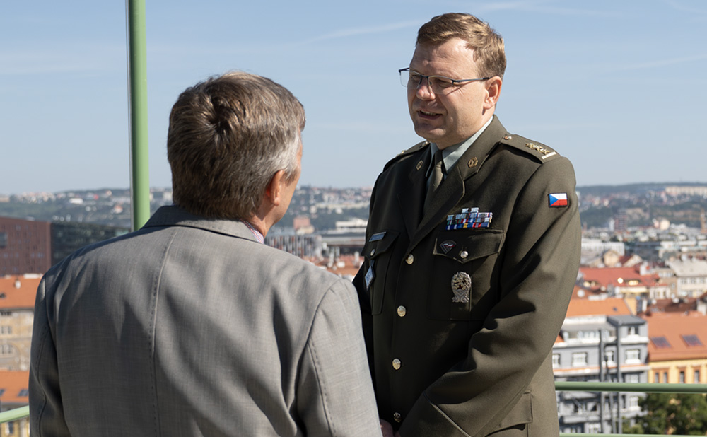 Foto: V tomto díle našeho diskusního pořadu CZ DIALOGY jsme si popovídali s ředitelem JCBRN Defence COE plk. Davidem Martínkem | Michal Pivoňka / CZ DEFENCE