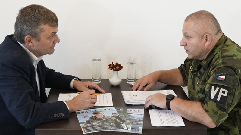 Foto: V tomto díle našeho diskusního pořadu CZ DIALOGY jsme si popovídali s náčelníkem Vojenské policie brigádním generálem Jiřím Ročkem | Michal Pivoňka / CZ DEFENCE