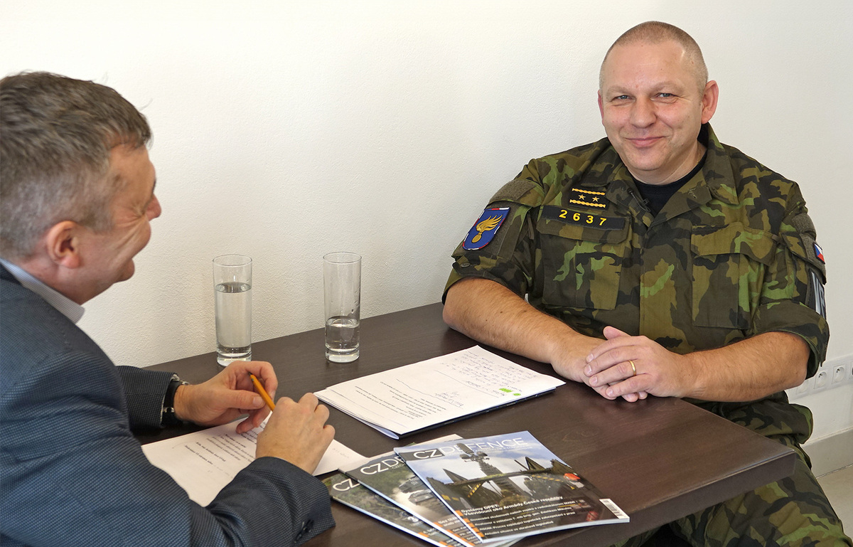 Foto: Momentka z rozhovoru s náčelníkem Vojenské policie genmjr. Jiřím Ročkem | Jan Juřica / CZ DEFENCE