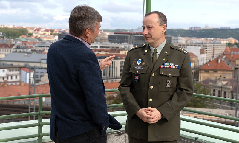 Foto: V tomto díle našeho diskusního pořadu CZ DIALOGY jsme si povídali s ředitelem Odboru péče o válečné veterány a válečné hroby MO ČR plk. Robertem Speychalem | Michal Pivoňka / CZ DEFENCE