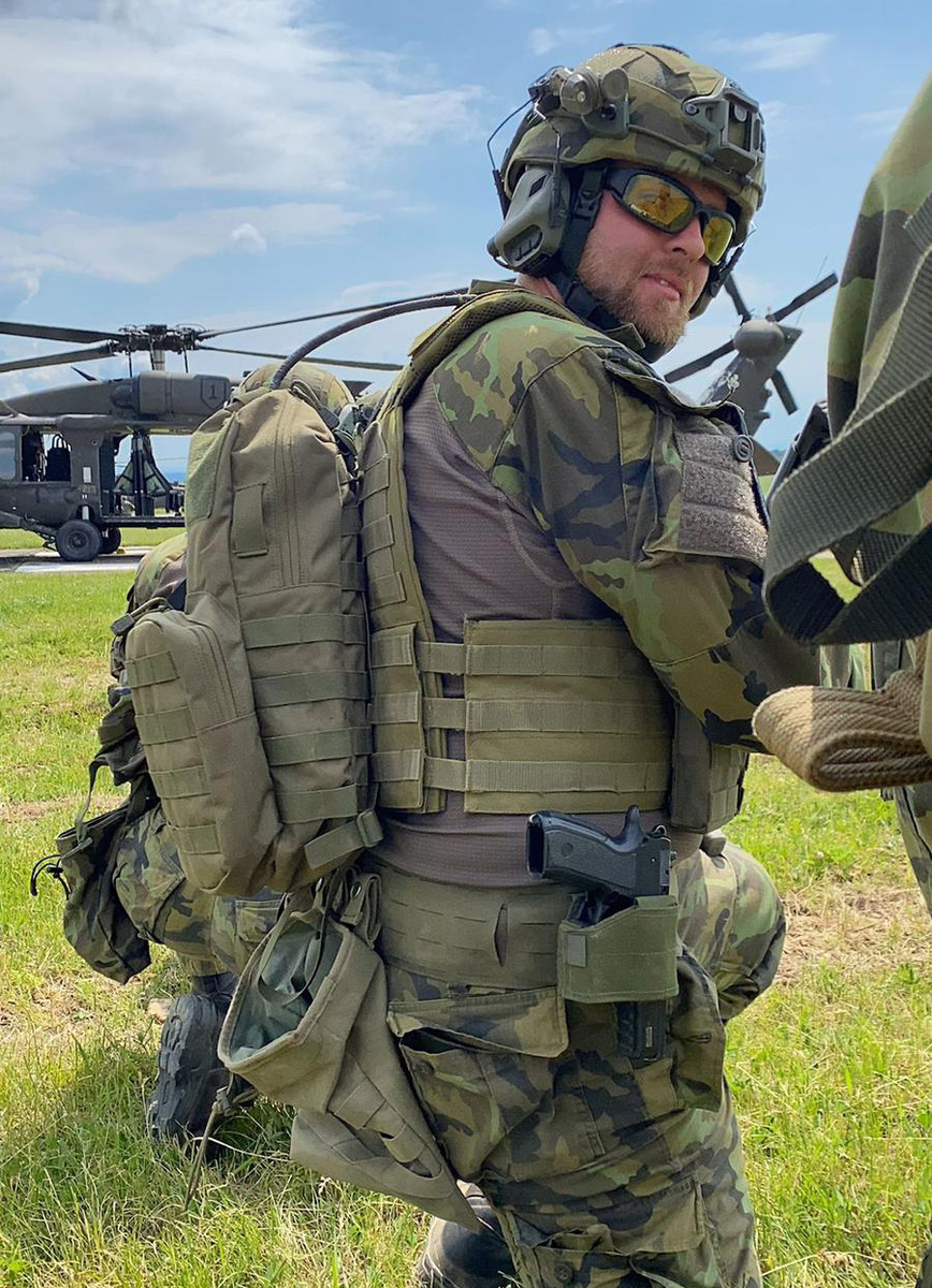 Foto: Armáda Tomášovi dala jasný hodnotový rámec – odpovědnost, disciplínu, solidaritu, schopnost rozhodovat se v náročných situacích a také obrovskou dávku trpělivosti. | Tomáš Svoboda