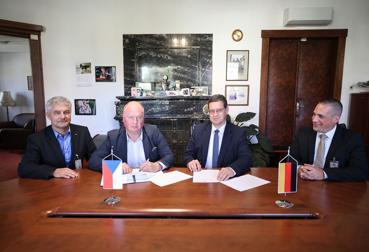 Foto: Státní podnik VOP CZ podepsal dohodu o spolupráci se společností Rheinmetall týkající se servisu a oprav tanků Leopard 2A4 pro českou armádu | Jan Schejbal / MO ČR