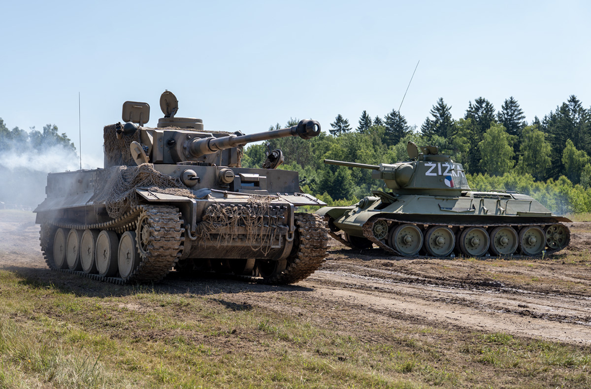 Foto: Replika německého tanku Panzerkampfwagen VI Tiger (vlevo) a sovětský tank T-34/76 v rámci historické ukázky | Michal Pivoňka / CZ DEFENCE
