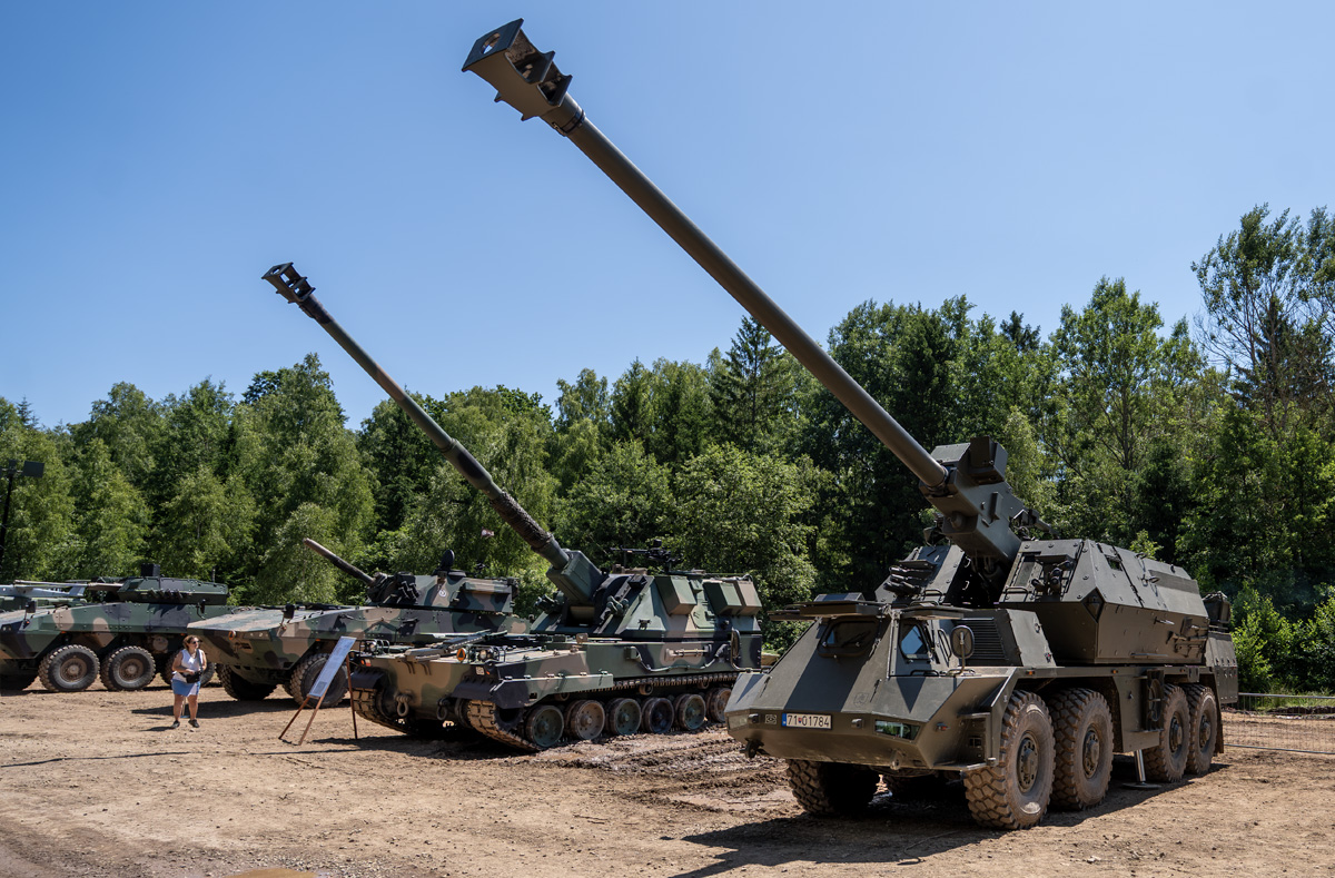 Foto: Zprava: Slovenská samohybná houfnice Zuzana 2, polská 155mm samohybná houfnice Krab a polský samohybný 120mm minomet M120K RAK | Michal Pivoňka / CZ DEFENCE