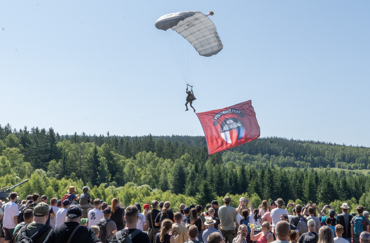 Foto: Také letošní akci Bahna již tradičně zahájily seskoky parašutistů s vlajkami | Michal Pivoňka / CZ DEFENCE