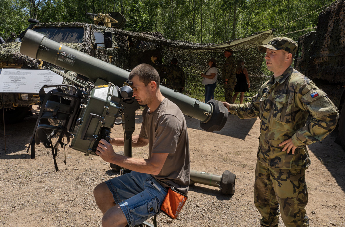Foto: Návštěvníci si mohli mimo jiné zblízka prohlédnout například přenosný protiletadlový raketový systém RBS 70 NG | Michal Pivoňka / CZ DEFENCE