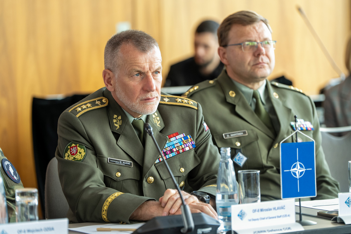 Foto: První zástupce náčelníka Generálního štábu AČR genpor. Miroslav Hlaváč (vlevo) a ředitel JCBRN Defence COE plk. David Martínek | act.nato.int | act.nato.int