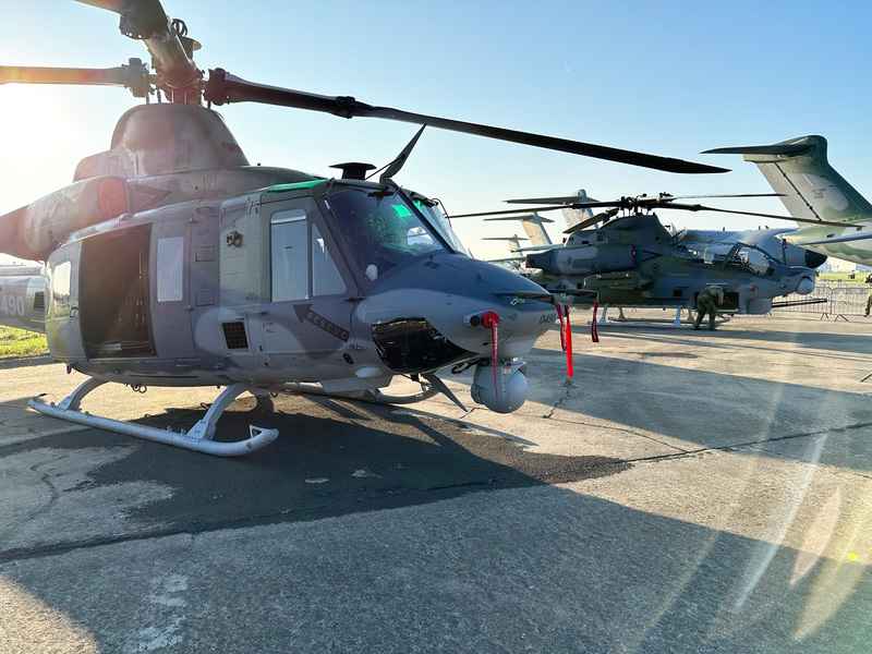 Foto: Víceúčelový vrtulník UH-1Y Venom, v pozadí bitevní vrtulník AH-1Z Viper | Michal Pivoňka / CZ DEFENCE