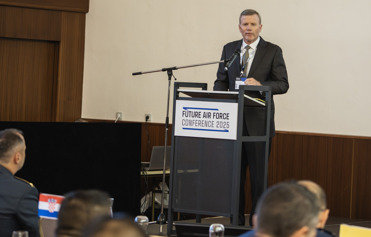 Foto: O překvapení a výrazné oživení programu se druhý den postaral generál Todd D. Walters | Michal Pivoňka / CZ DEFENCE
