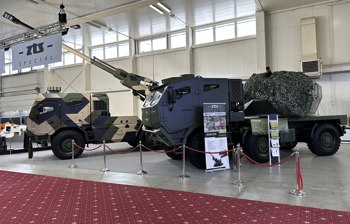 Foto: Samohybná kanónová houfnice BIA 6×6 (vlevo) a 120mm samohybný minomet AM120 | Michal Pivoňka / CZ DEFENCE