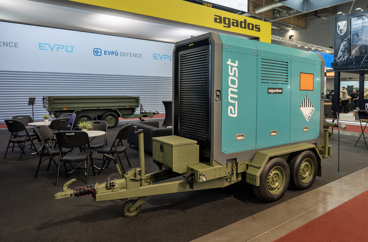 Foto: Pojízdná bezemisní elektrocentrála na podvozku AGADOS, v pozadí offroadový modulární přívěs | Michal Pivoňka / CZ DEFENCE