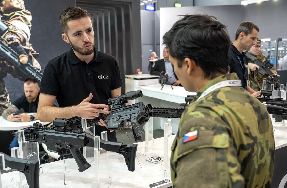 Foto: Mezi širokým portfoliem pušek a pistolí na stánku České zbrojovky představovala hlavní lákadlo například nová puška CZ BREN 3 | Michal Pivoňka / CZ DEFENCE