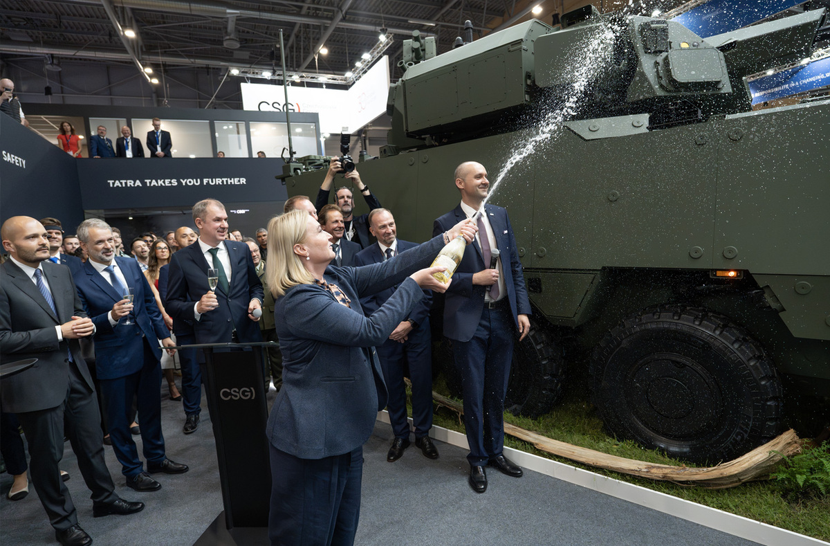Foto: Ministryně obrany Jana Černochová křtí nového obrněnce Pandur 8x8 EVO | Michal Pivoňka / CZ DEFENCE
