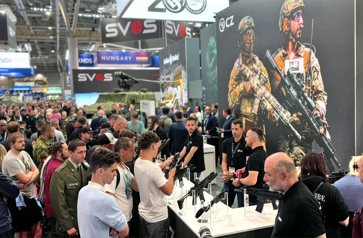 Foto: Ve společné expozici skupiny Colt CZ Group Česká zbrojovka představila návštěvníkům své nejnovější produkty určené pro profesionální uživatele, armádu i bezpečnostní složky | CZUB
