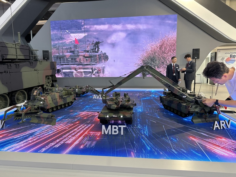 Foto: Modely tanku K2 PL a podpůrných vozidel na podvozku tohoto tanku | Michal Pivoňka / CZ DEFENCE