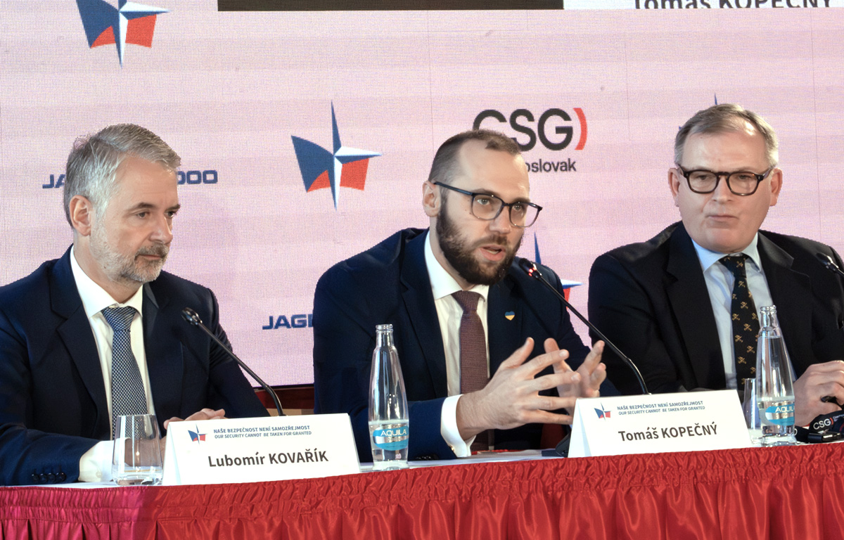 Foto: zleva: Předseda Sekce obranného průmyslu Hospodářské komory ČR Lubomír Kovařík, vládní zmocněnec pro rekonstrukci Ukrajiny Tomáš Kopečný, ředitel Evropské obranné agentury Jiří Šedivý | Michal Pivoňka / CZ DEFENCE