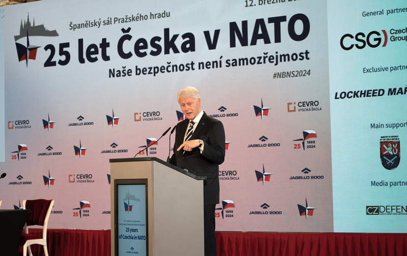 Foto: Bill Clinton ve svém očekávaném projevu mimo jiné vzpomínal na období, kdy Česká republika vstupovala do Aliance | Michal Pivoňka / CZ DEFENCE